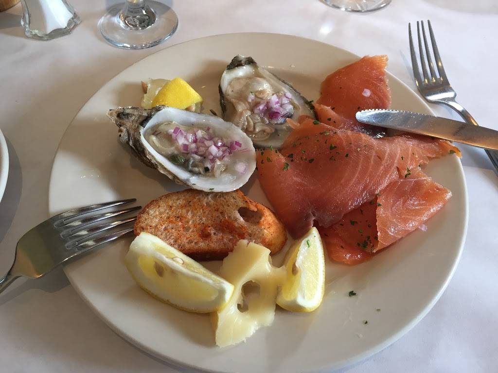 Hemmingways Bistro | restaurant | 211 N Oak Park Ave, Oak Park, IL 60302, USA | 7085240806 OR +1 708-524-0806