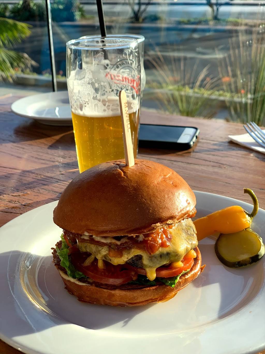 Simmzys | restaurant | 100, 21028 Pacific Coast Hwy, Huntington Beach, CA 92648, USA | 7148311240 OR +1 714-831-1240