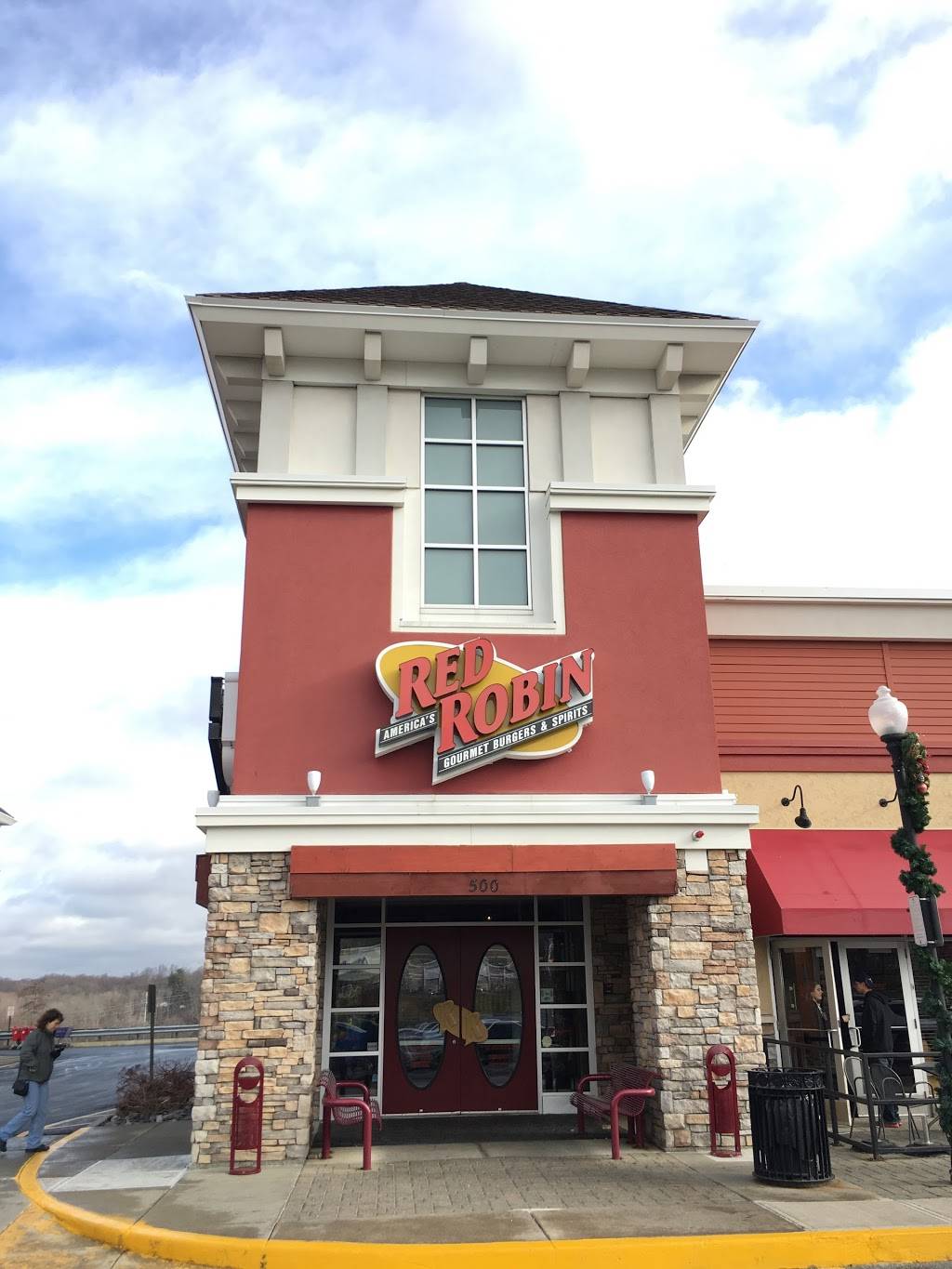 Red Robin Gourmet Burgers and Brews | restaurant | 70 Worcester-Providence Turnpike Suite 500, Millbury, MA 01527, USA | 5085819200 OR +1 508-581-9200
