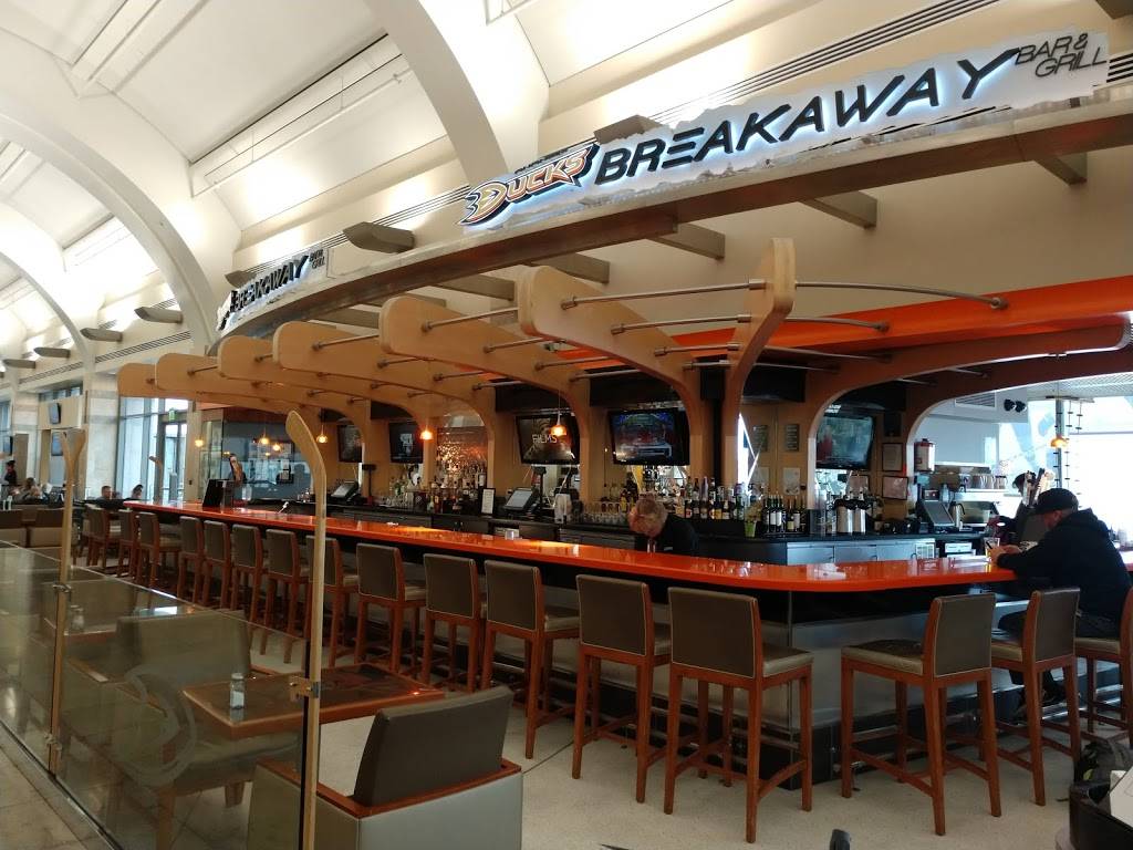 Ducks Breakaway Bar & Grill | restaurant | 18601 Airport Way, Santa Ana, CA 92707, USA | 9492525200 OR +1 949-252-5200