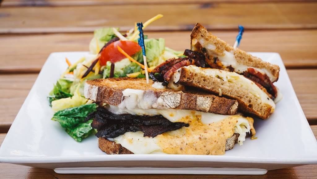 Connecticut Yankee | restaurant | 100 Connecticut St, San Francisco, CA 94107, USA | 4155524440 OR +1 415-552-4440