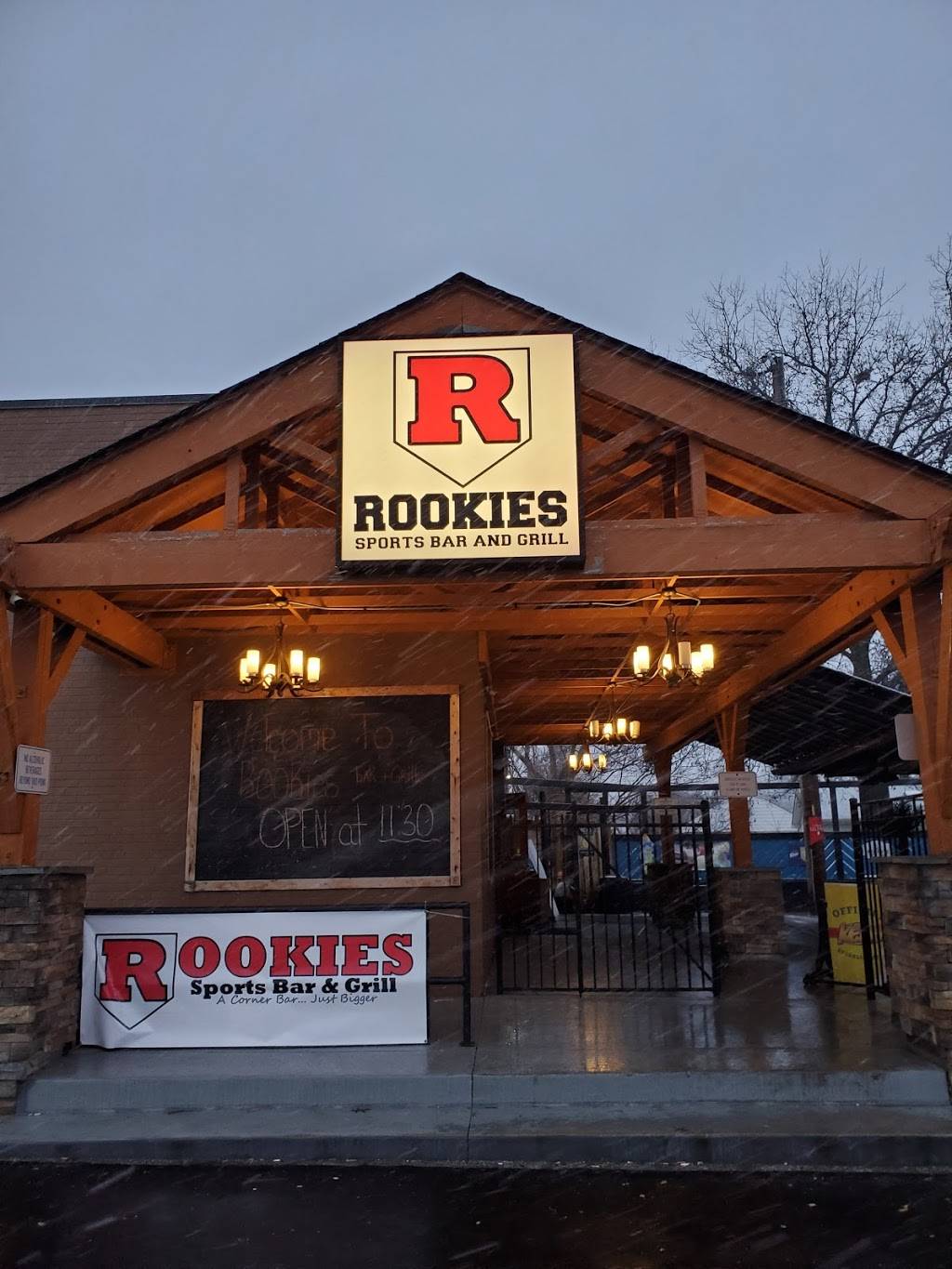 Rookies Sports Bar & Grill - Parma | restaurant | 5513 Pearl Rd, Parma, OH 44129, USA | 4405582190 OR +1 440-558-2190