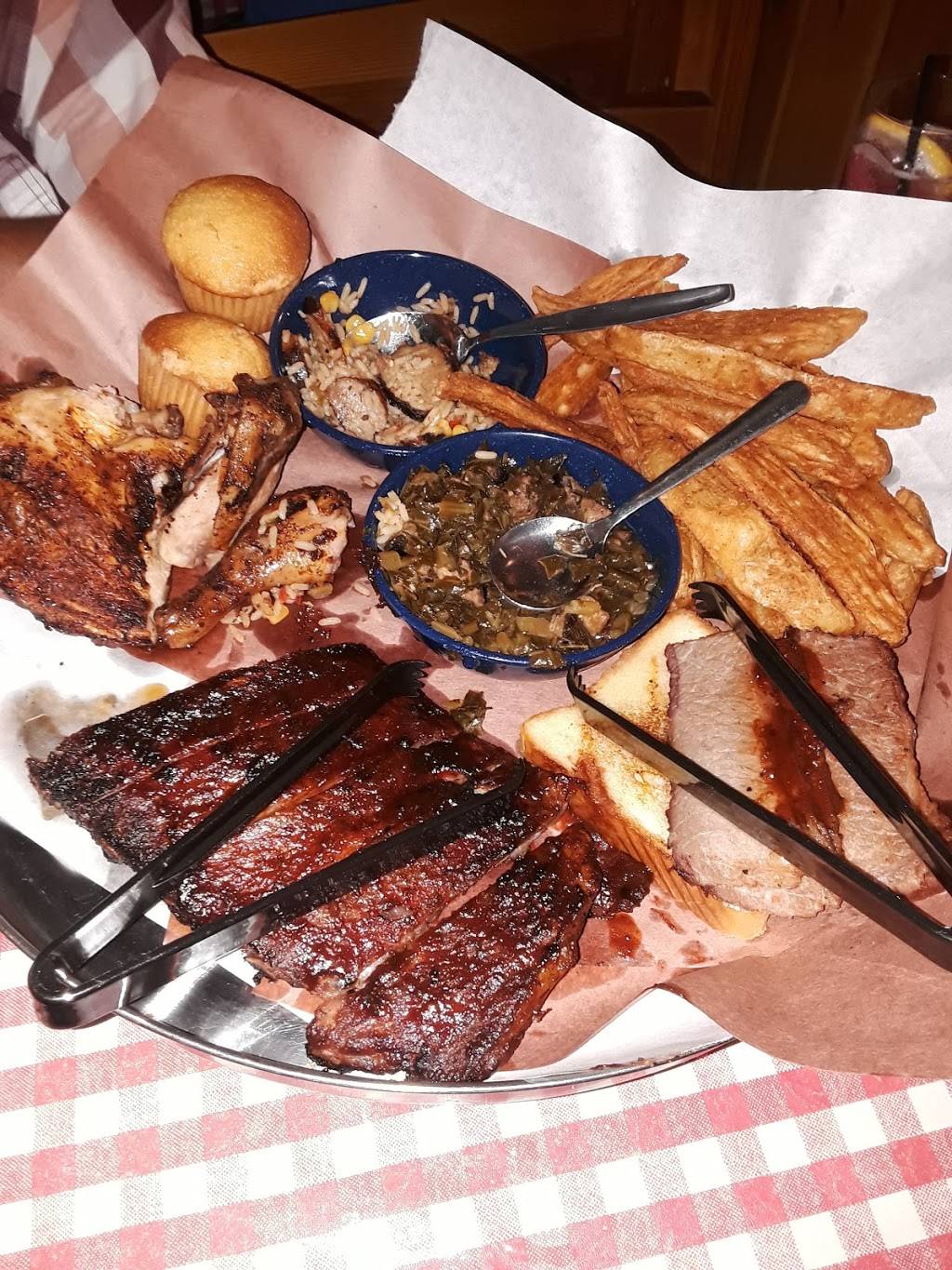 Famous Daves Bar-B-Que | restaurant | 1060 Corporate Dr, Westbury, NY 11590, USA | 5168327300 OR +1 516-832-7300