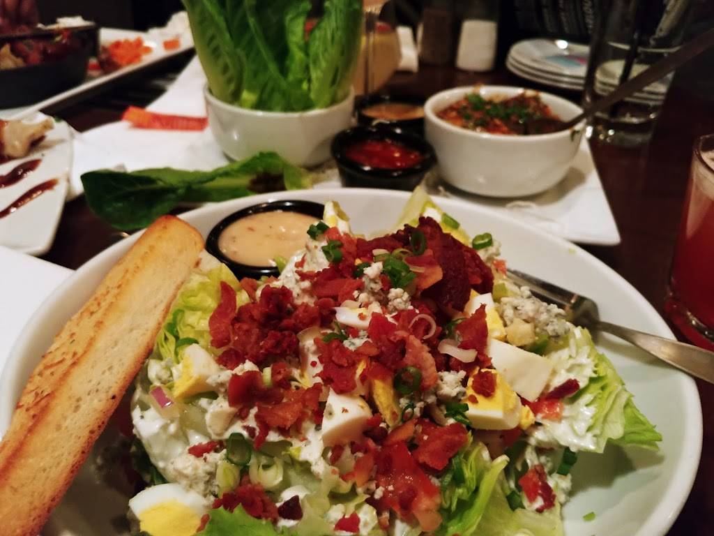 Bar Louie | night club | 5500 S Shore Dr, Chicago, IL 60637, USA | 7733635300 OR +1 773-363-5300