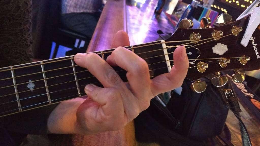 Fenders | restaurant | 8333 Market Exchange Drive, Westerville, OH 43081, USA | 6144364984 OR +1 614-436-4984