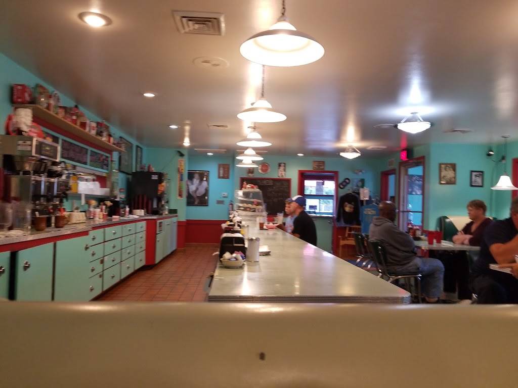 Wolf River Diner | restaurant | 306 W Main St, Fremont, WI 54940, USA | 9204462233 OR +1 920-446-2233