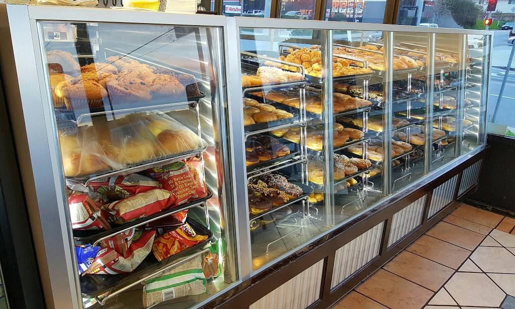 Yum Yum Donuts | cafe | 13501 Hubbard St, Sylmar, CA 91342, USA | 8183679800 OR +1 818-367-9800