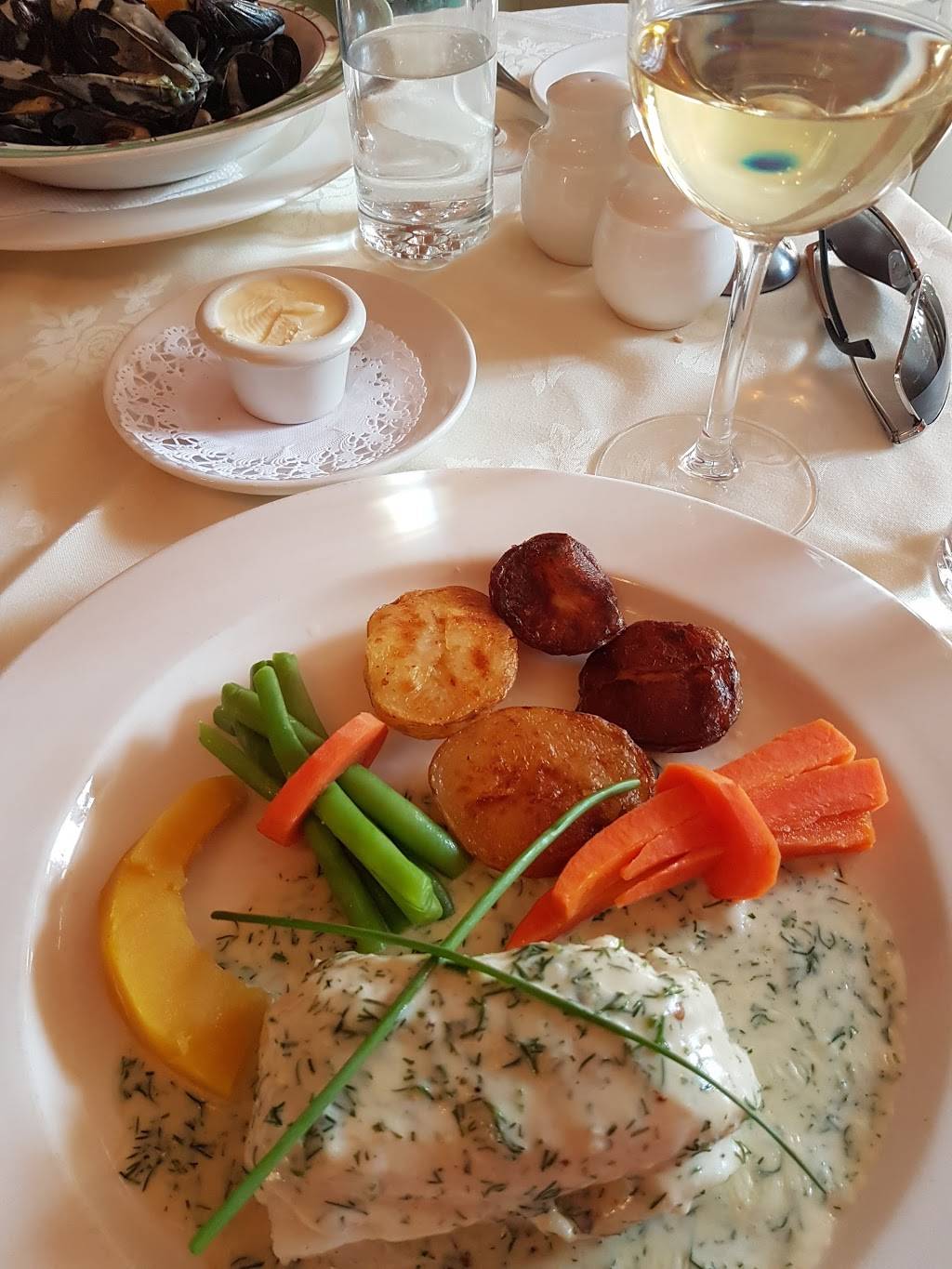 Le Montmartre | restaurant | 911 Sheppard Ave W, Toronto, ON M3H 2T7, Canada | 4166303804 OR +1 416-630-3804