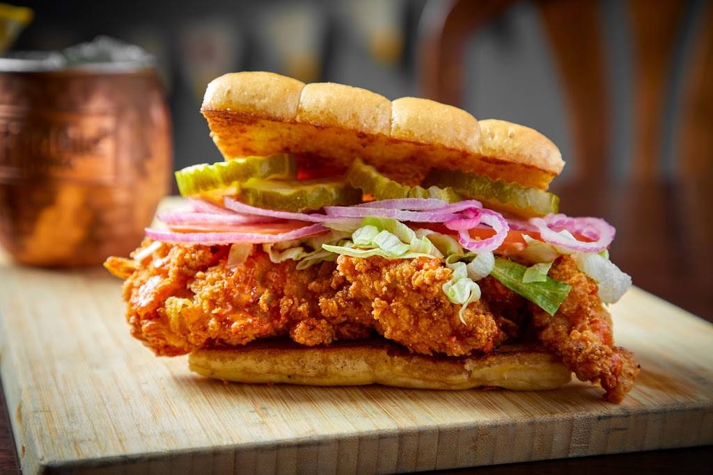 Crosstown Pub & Grill Naperville | restaurant | 909 E Ogden Ave, Naperville, IL 60563, USA | 6303579775 OR +1 630-357-9775