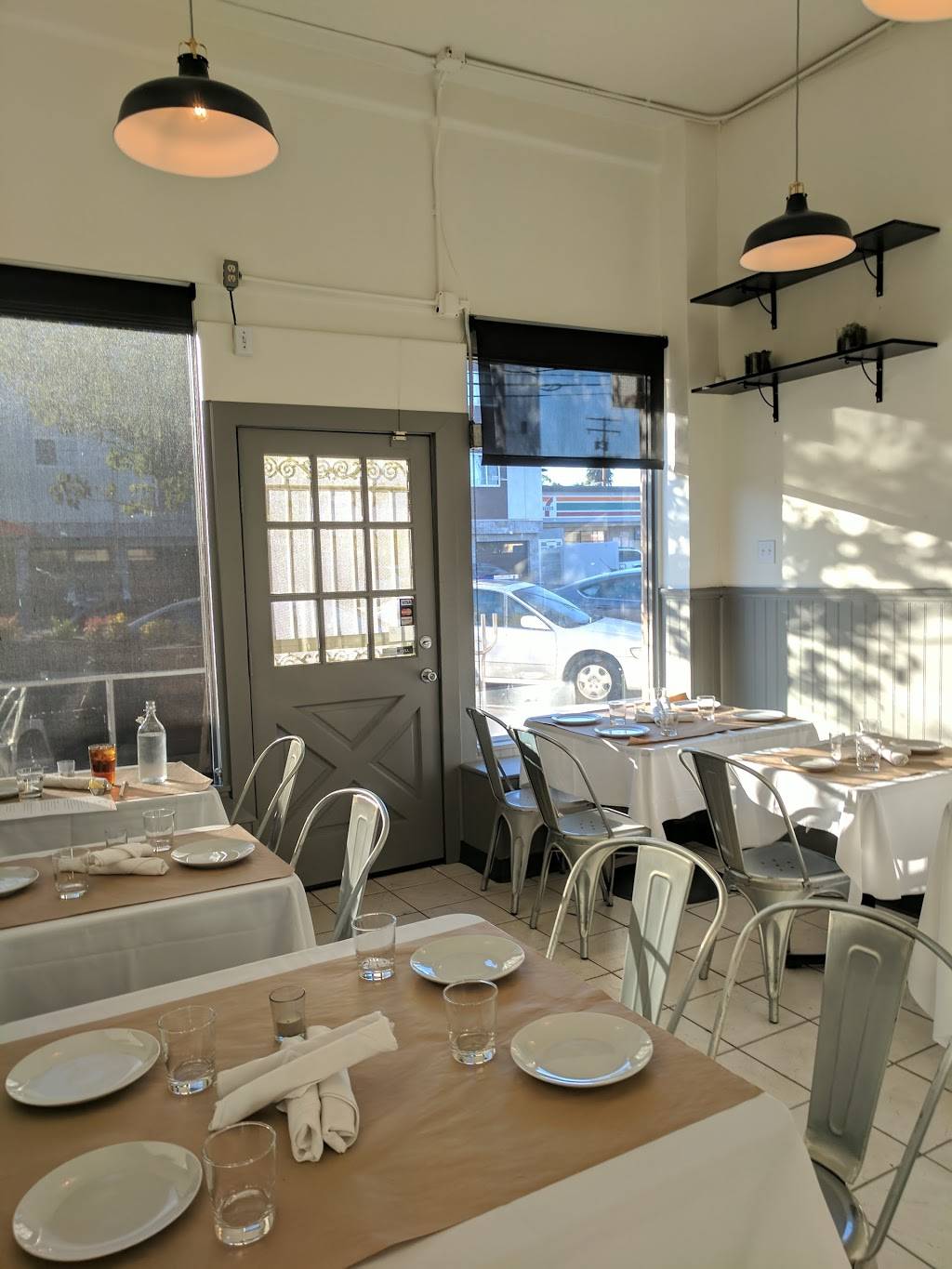 Ellies | restaurant | 204 Orange Ave, Long Beach, CA 90802, USA | 5624374837 OR +1 562-437-4837