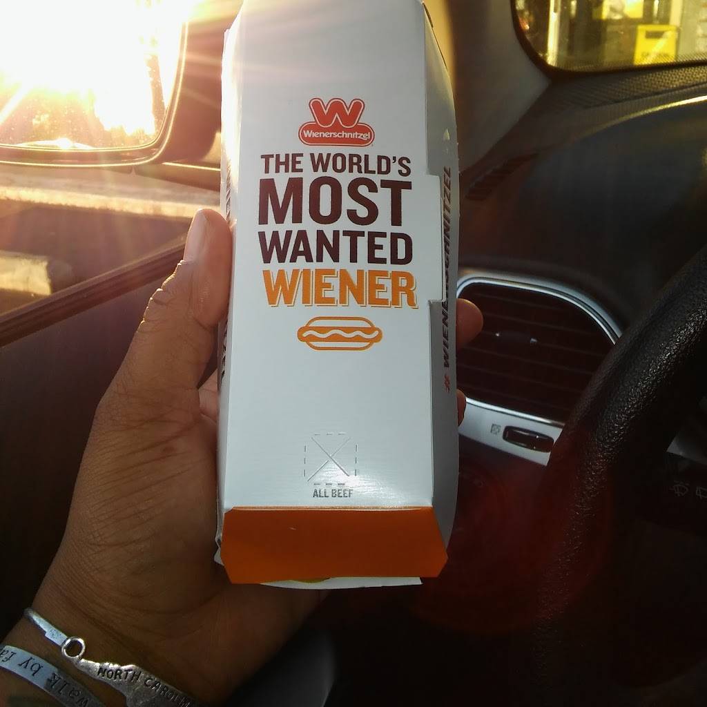 Wienerschnitzel | restaurant | 2830 S Ventura Rd, Oxnard, CA 93033, USA | 8052470442 OR +1 805-247-0442