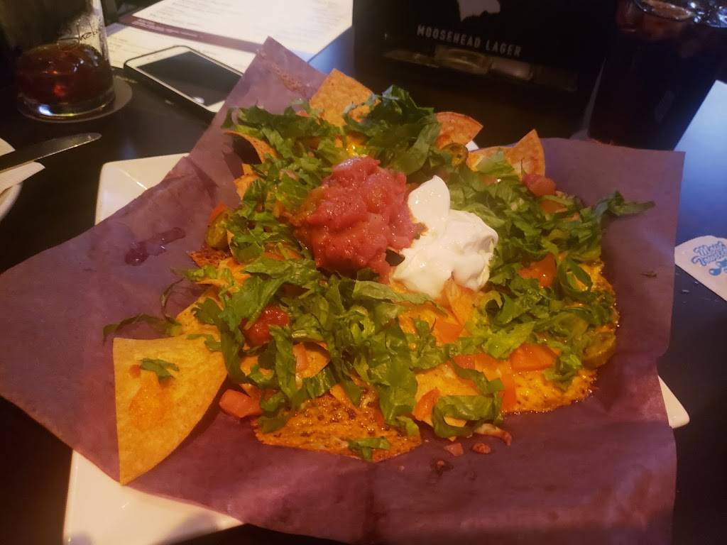 Shakeys | restaurant | 2255 Bloor St W, Toronto, ON M6S 1N8, Canada | 4167670608 OR +1 416-767-0608