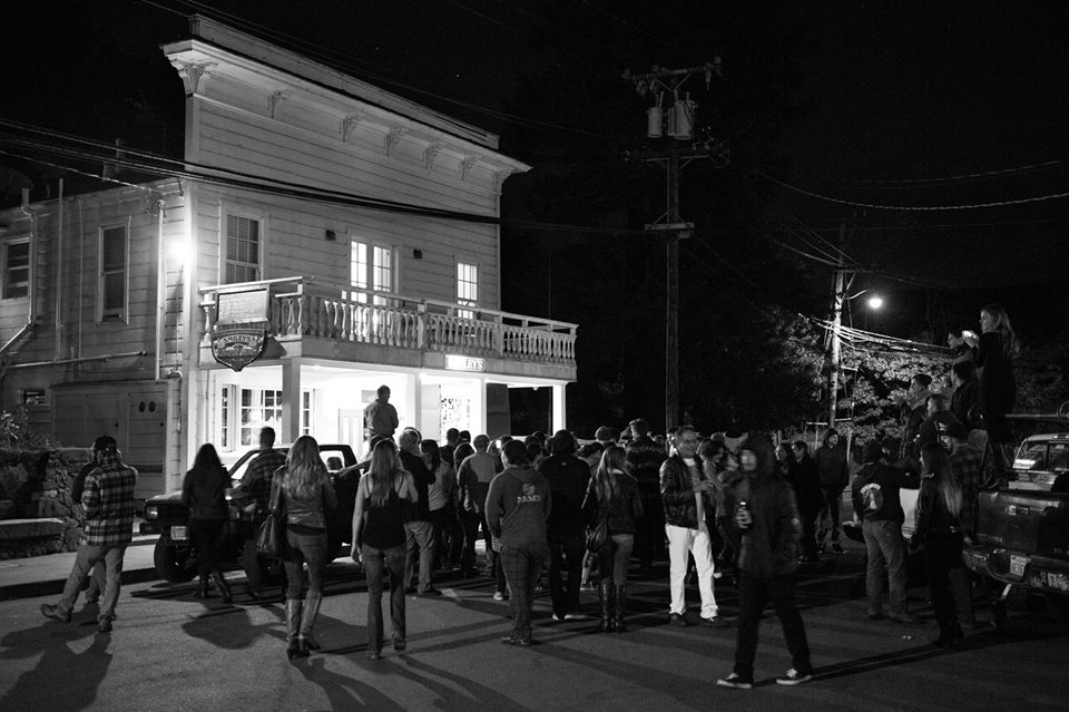 Smileys Saloon, Hotel & Kitchen | restaurant | 41 Wharf Rd, Bolinas, CA 94924, USA | 4158681311 OR +1 415-868-1311