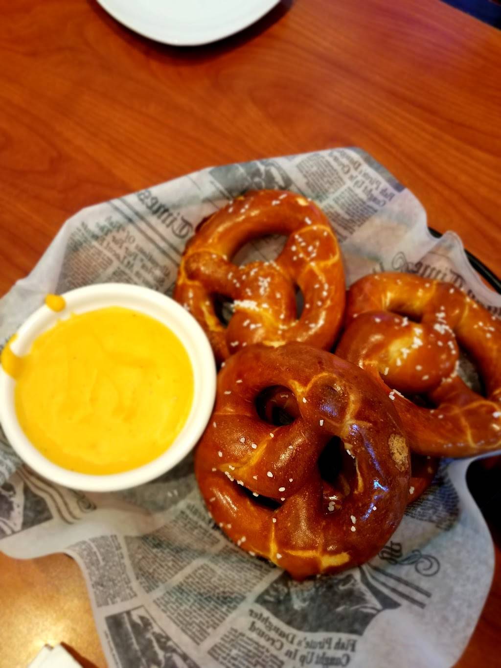 Atties Bar & Grill | restaurant | 2600 S Stone Creek Blvd, Urbana, IL 61802, USA | 2173679876 OR +1 217-367-9876