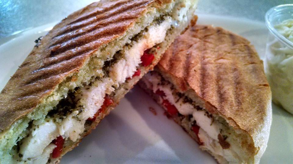 Ques Bar & River Deck | restaurant | 612 Water St, Prairie Du Sac, WI 53578, USA | 6083706033 OR +1 608-370-6033