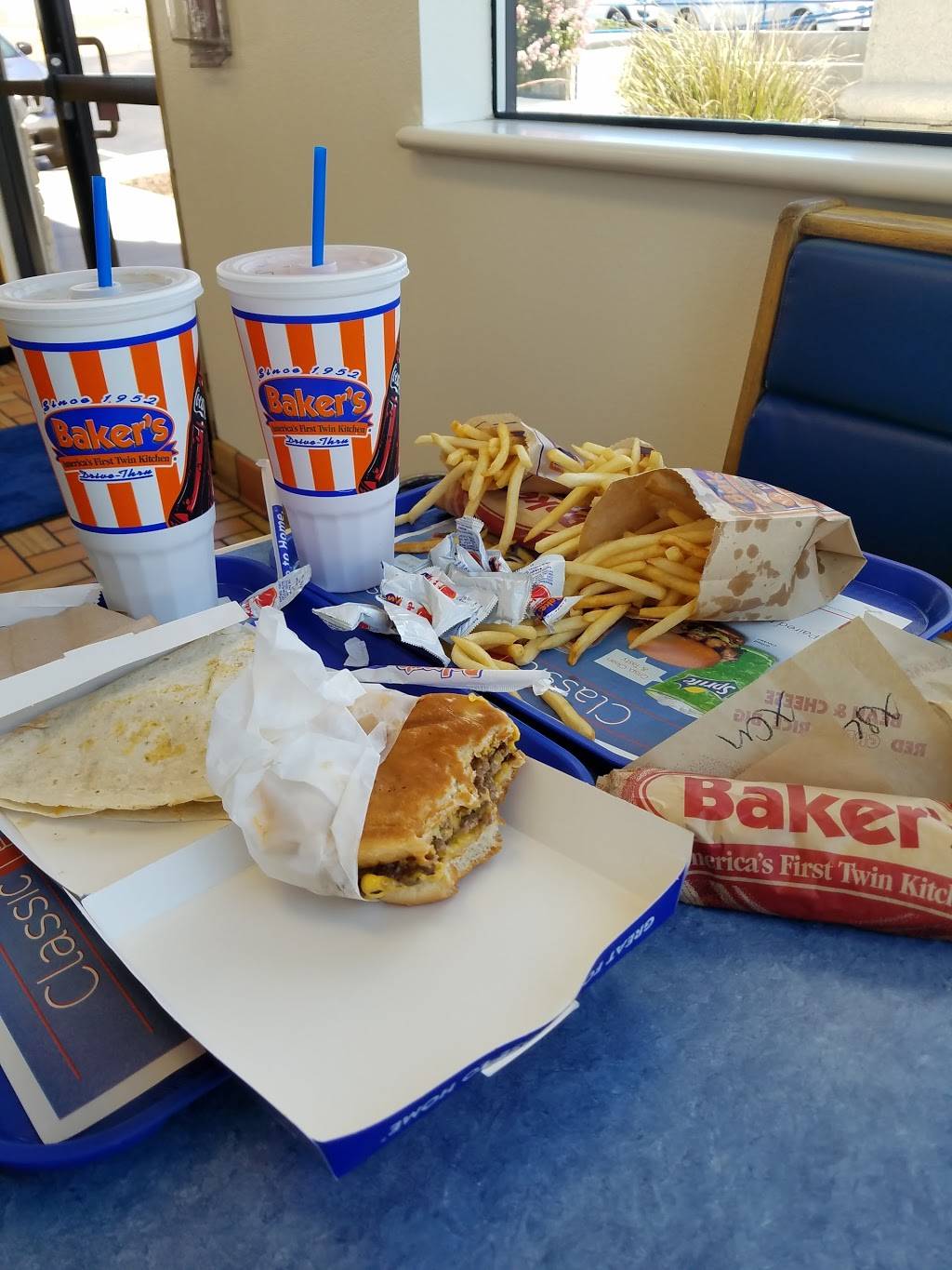 Bakers Drive-Thru | restaurant | 12798 Main St, Hesperia, CA 92345, USA | 9098845233 OR +1 909-884-5233