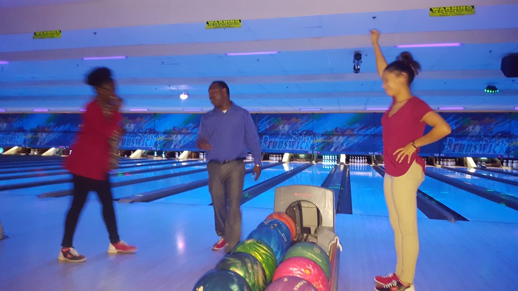 Bowlero Riverview | restaurant | 2908 Riverview Rd, Birmingham, AL 35242, USA | 2059913900 OR +1 205-991-3900