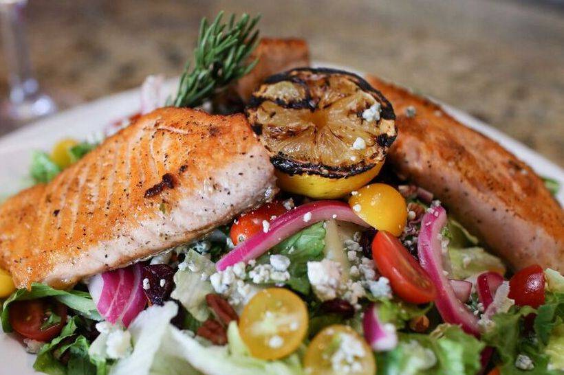 Hurricanes Bar & Grill | restaurant | 200 Main St #201, Huntington Beach, CA 92648, USA | 7143740500 OR +1 714-374-0500