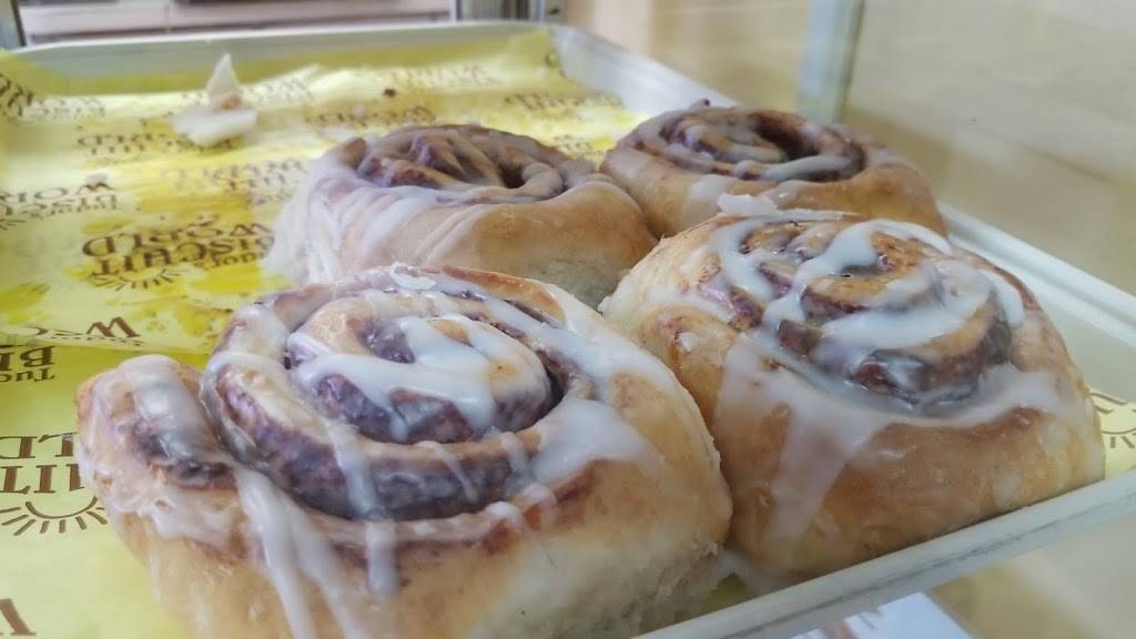 Tudors Biscuit World | restaurant | 1313 Fairlawn Ave, Dunbar, WV 25064, USA | 3047682046 OR +1 304-768-2046