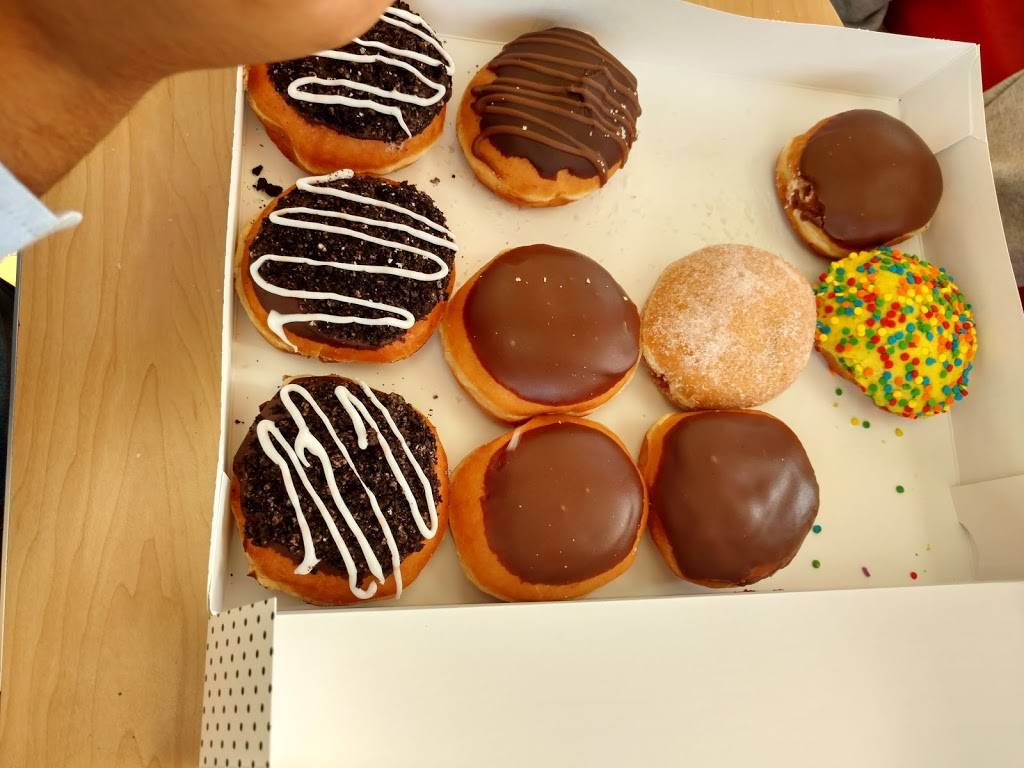 Krispy Kreme | bakery | 16851 S Dixie Hwy, Palmetto Bay, FL 33157, USA | 3052555030 OR +1 305-255-5030