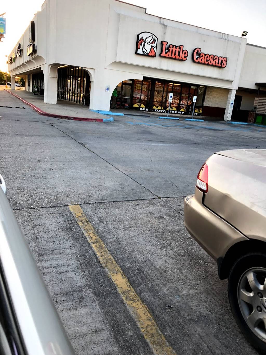 Little Caesars Pizza | meal delivery | 4592 S Sherwood Forest Blvd SUITE A, Baton Rouge, LA 70816, USA | 2252935606 OR +1 225-293-5606