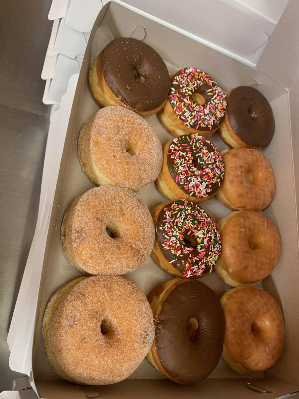 Golden Donuts | bakery | 11051 Hawthorne Blvd, Lennox, CA 90304, USA | 3106745430 OR +1 310-674-5430