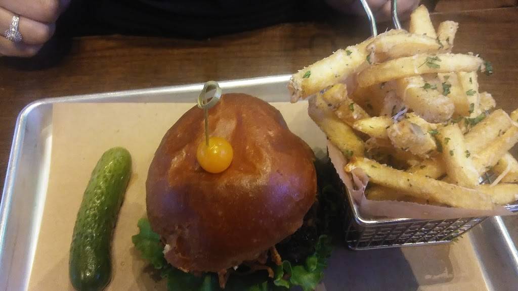 Bobby Vs Restaurant and Sports Bar | restaurant | 11 Schoephoester Rd, Windsor Locks, CT 06096, USA | 8606275808 OR +1 860-627-5808