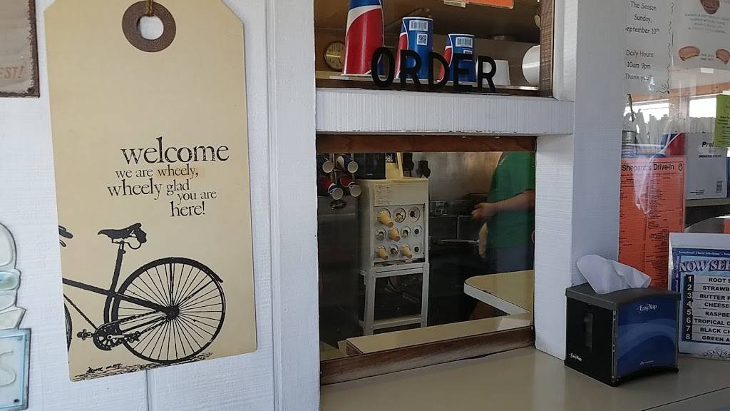 Shepards Drive-In | restaurant | 238 Ripon Rd, Berlin, WI 54923, USA | 9203612171 OR +1 920-361-2171