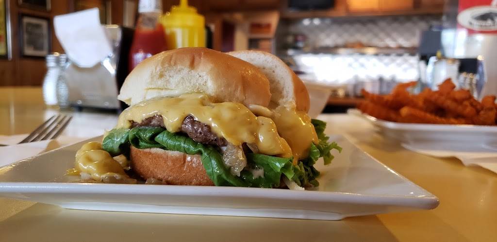 Sollys Grille | restaurant | 4629 N Port Washington Rd, Milwaukee, WI 53212, USA | 4143328808 OR +1 414-332-8808