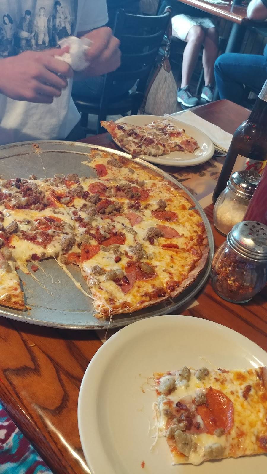 Broadway Bar & Grill | restaurant | 1013 Broadway, Highland, IL 62249, USA | 6186549032 OR +1 618-654-9032