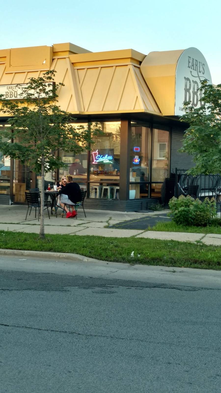 Earls BBQ | restaurant | 4835 N Austin Ave, Chicago, IL 60630, USA | 7736287870 OR +1 773-628-7870