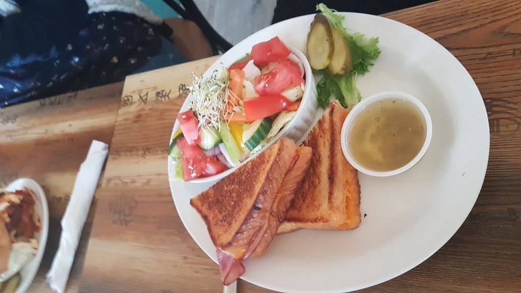 Beacon Restaurant | restaurant | 146 45th St N, Wasaga Beach, ON L9Z 1Z2, Canada | 7054294433 OR +1 705-429-4433