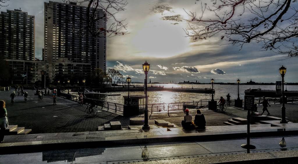 P.J. Clarkes | restaurant | 250 Vesey St, New York, NY 10281, USA | 2122851500 OR +1 212-285-1500