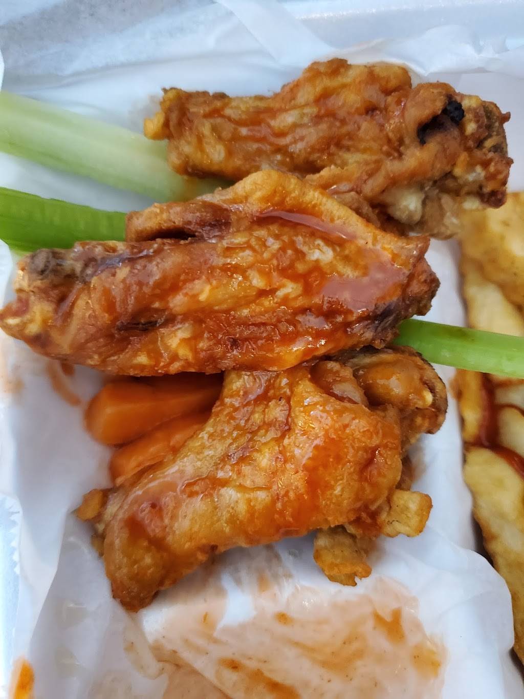 Wingets | restaurant | 12317 University Mall Ct, Tampa, FL 33612, USA | 8136311461 OR +1 813-631-1461