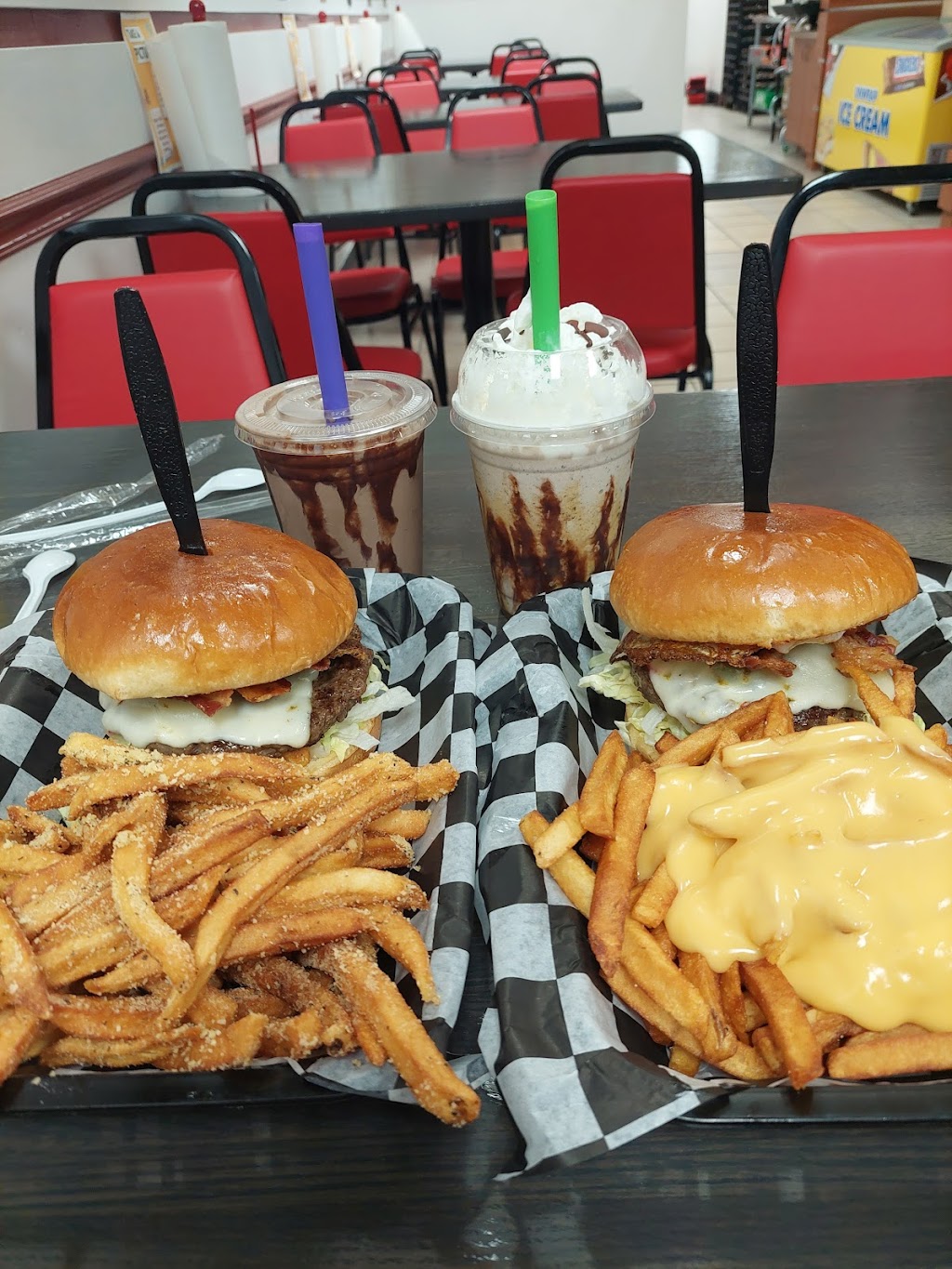 Twisted Burger Fox Lake | restaurant | 7233 State Park Rd, Fox Lake, IL 60020, USA | 2242251078 OR +1 224-225-1078