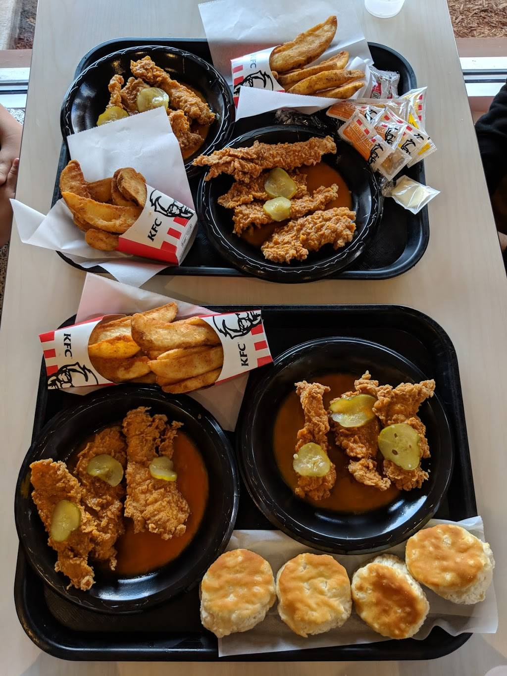 KFC | restaurant | 2429 E Valley Pkwy, Escondido, CA 92027, USA | 7607469020 OR +1 760-746-9020