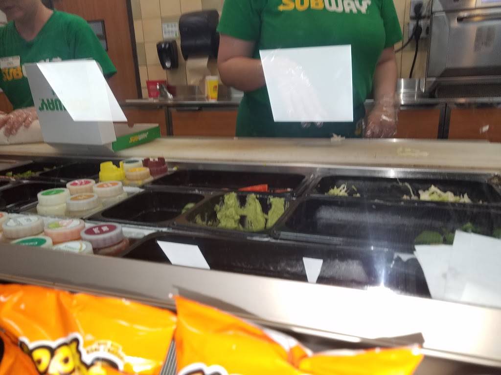 Subway | restaurant | 2700 S Blackstone St, Tulare, CA 93274, USA | 5596862100 OR +1 559-686-2100