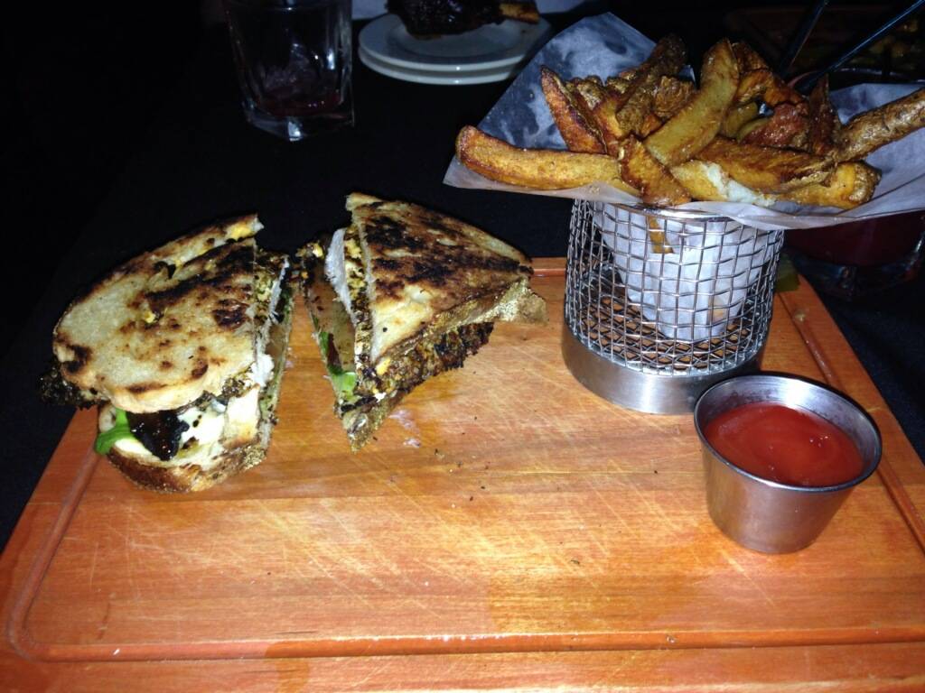 Dégagé Jazz Café | restaurant | 301 River Rd, Maumee, OH 43537, USA | 4197948205 OR +1 419-794-8205