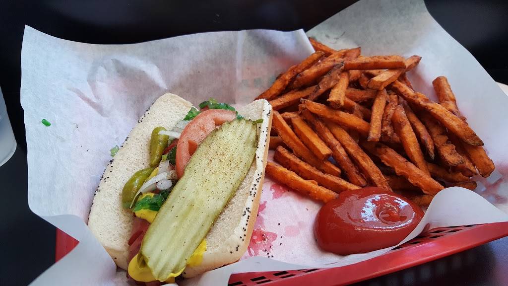 Downtown Dogs | meal takeaway | 804 N Rush St, Chicago, IL 60611, USA | 3129515141 OR +1 312-951-5141