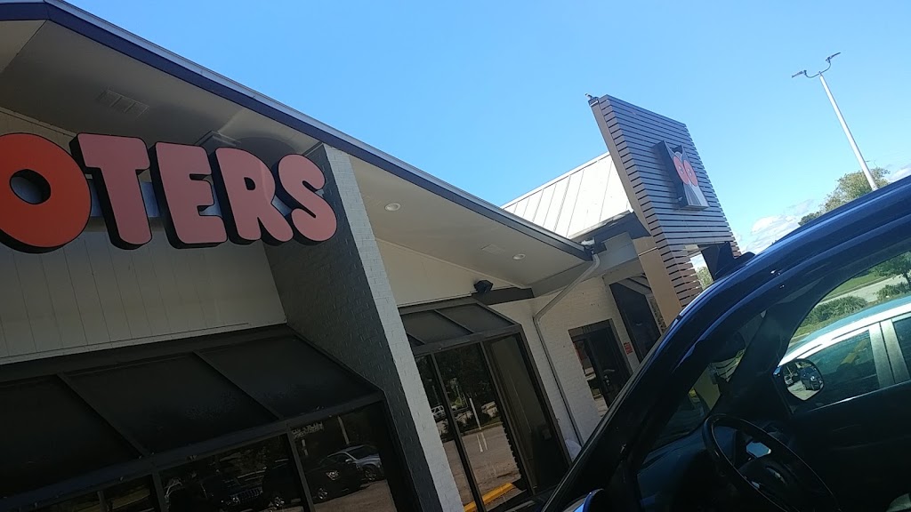 Hooters | restaurant | 28975 US-98, Daphne, AL 36526, USA | 2516253910 OR +1 251-625-3910