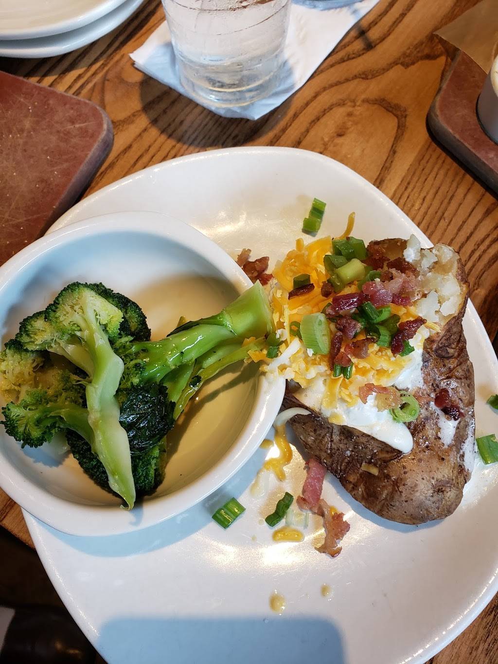Outback Steakhouse | restaurant | 165 Southpark Cir, Colonial Heights, VA 23834, USA | 8045204329 OR +1 804-520-4329