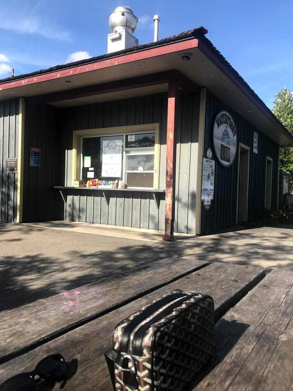 Waterfront Grill | restaurant | 47 Discovery Dr, Hamilton, ON L8L 8K4, Canada | 9055234498 OR +1 905-523-4498