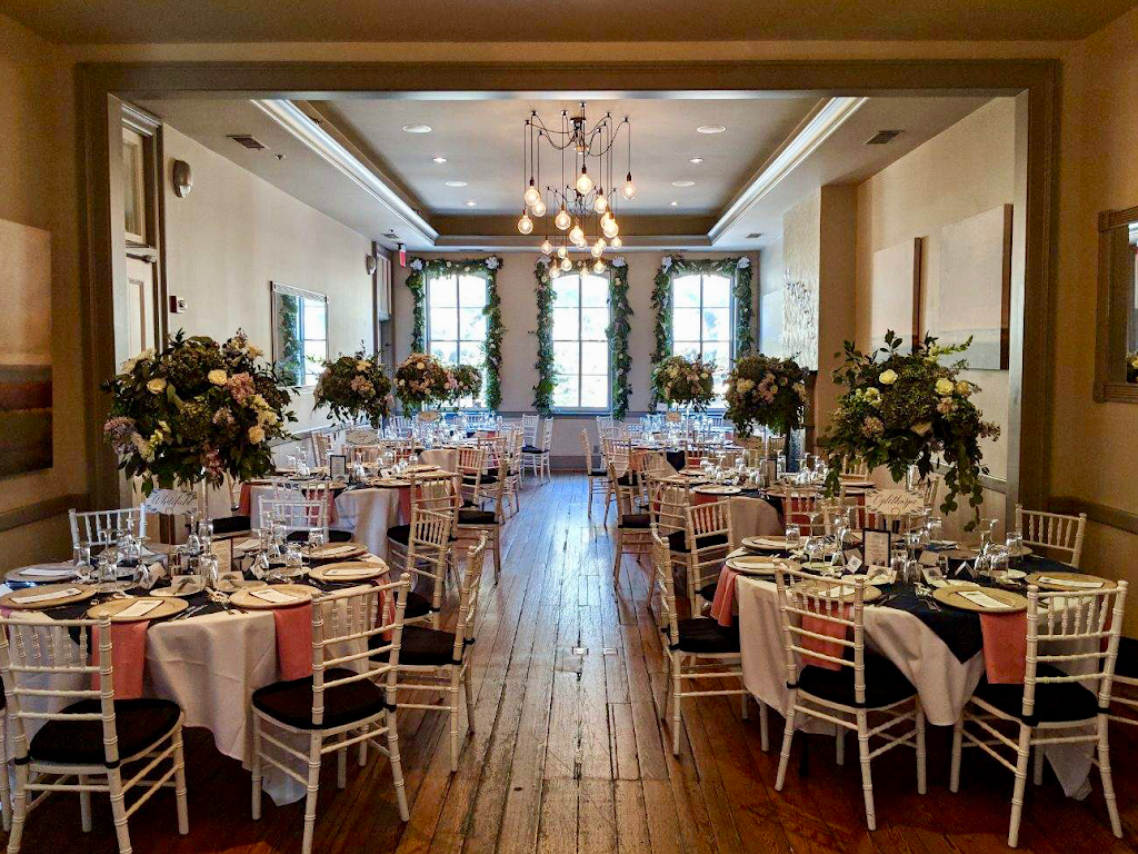 Churchills | restaurant | 13 W Bay St, Savannah, GA 31401, USA | 9122328501 OR +1 912-232-8501