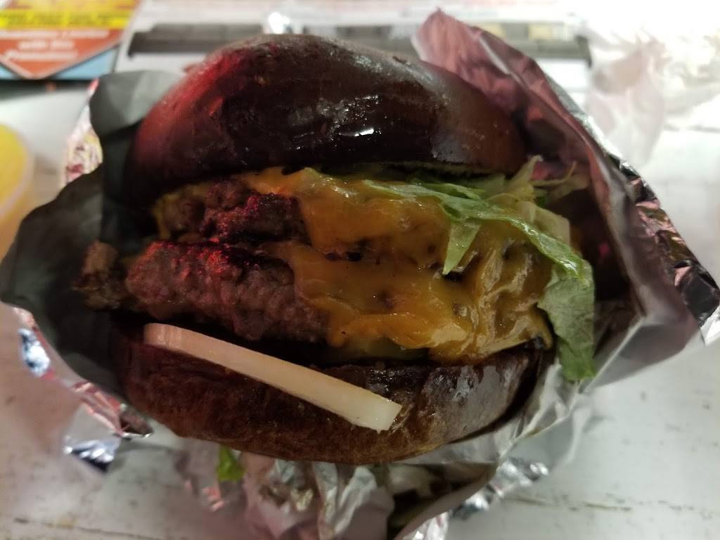 Burger Royale | restaurant | 162 Napier St, Barrie, ON L4M 1W5, Canada | 7055037695 OR +1 705-503-7695