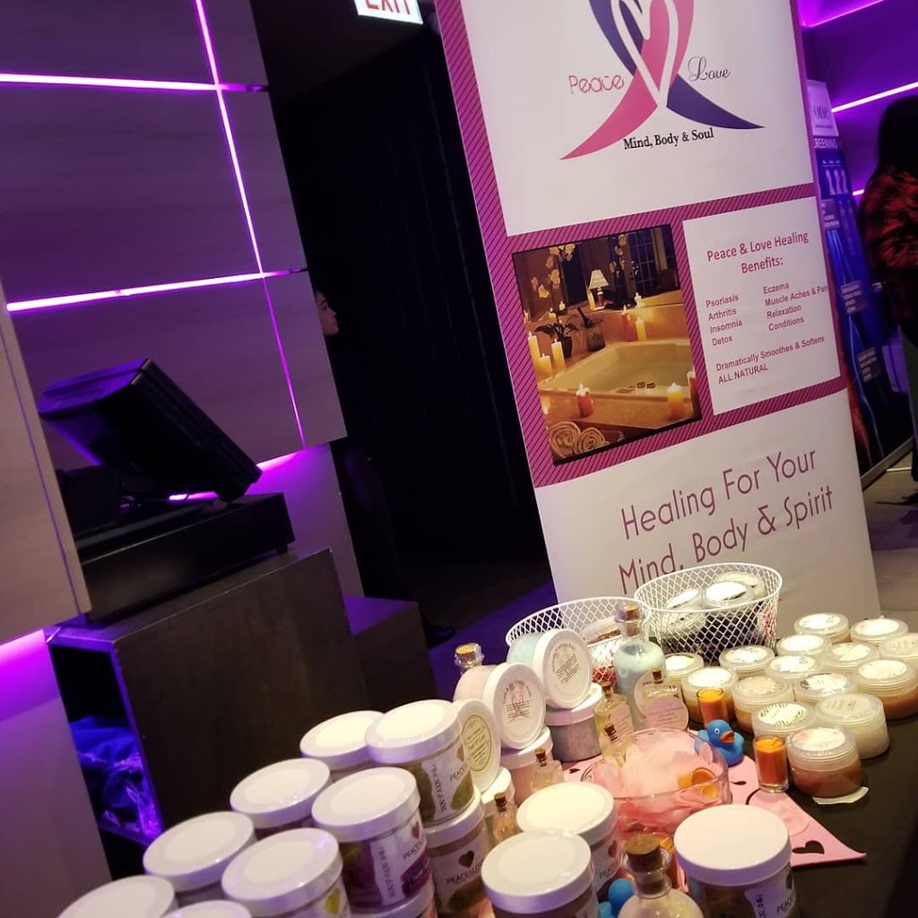 Play Chicago Kitchen & Cocktails | night club | 7 W Division St, Chicago, IL 60610, USA | 3123744196 OR +1 312-374-4196