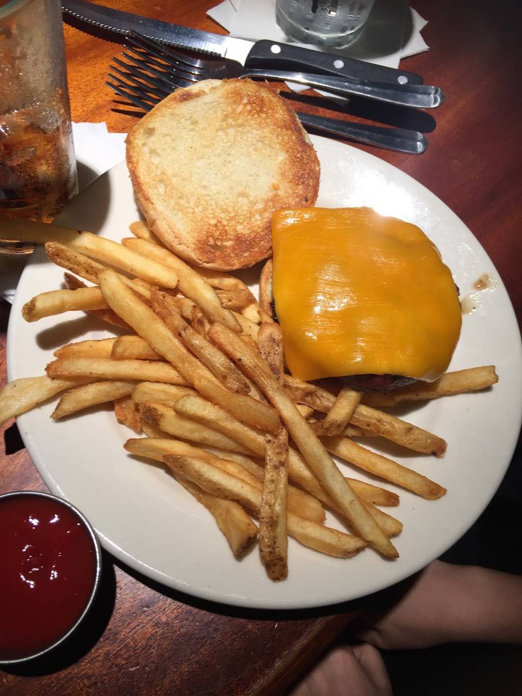 Charlestons Restaurant | restaurant | 6839 S Yale Ave, Tulsa, OK 74136, USA | 9184953511 OR +1 918-495-3511