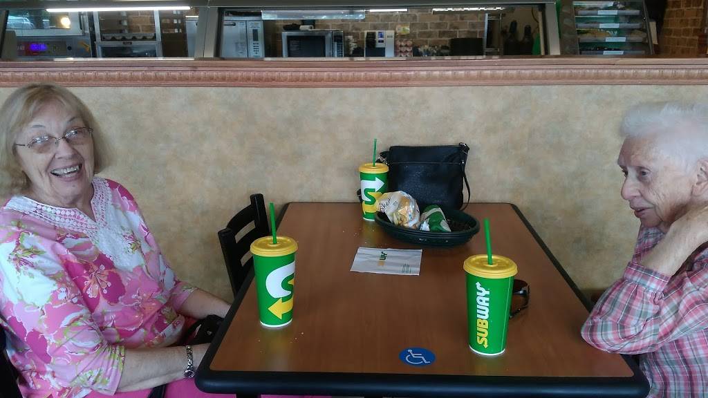 Subway | meal takeaway | 1511 Westside Hwy, Kelso, WA 98626, USA | 3605775898 OR +1 360-577-5898
