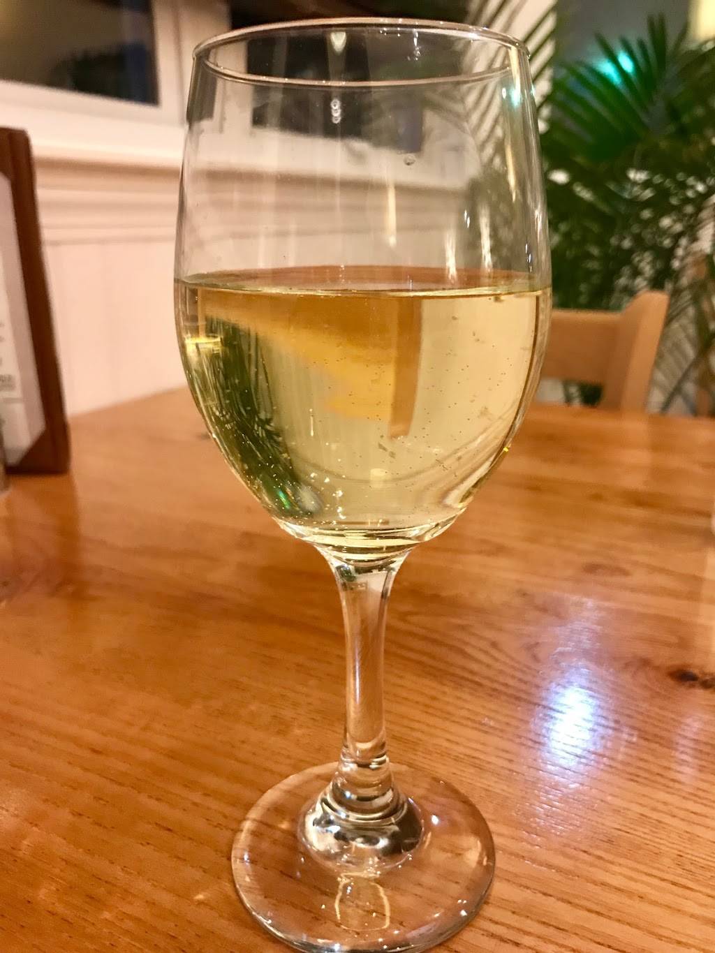 Beach House Grill | restaurant | 1 Dorne Dr, Stratford, CT 06615, USA | 2036127134 OR +1 203-612-7134