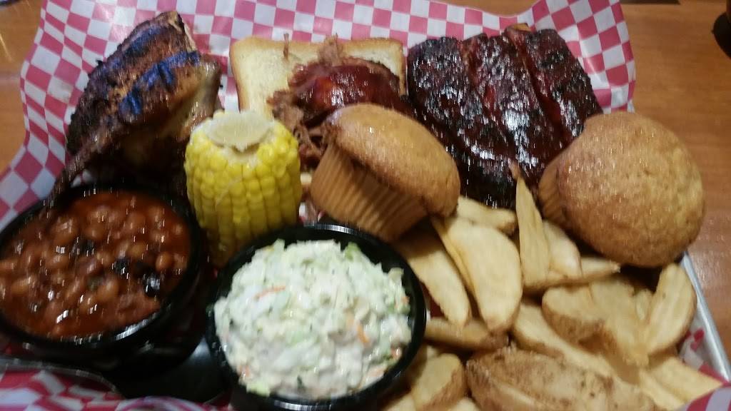 Famous Daves Bar-B-Que | restaurant | 3250 W Frye Rd, Chandler, AZ 85226, USA | 4807821212 OR +1 480-782-1212