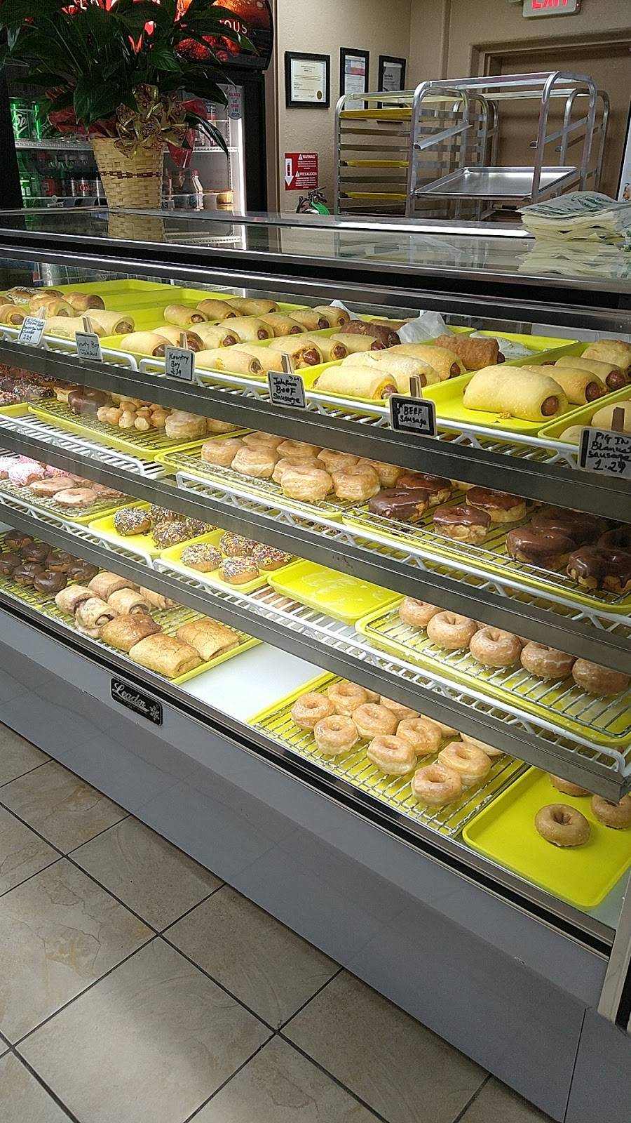 Southern Maid Donuts | restaurant | 6703 Commerce St, Wallis, TX 77485, USA | 3462005155 OR +1 346-200-5155
